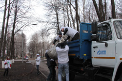 Трудовой коллектив ООО «Газпром межрегионгаз Ульяновск» активно участвует в весенних субботниках по уборке города